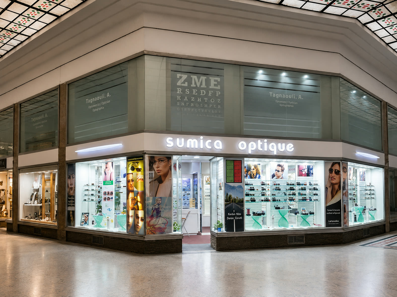 Devanture éclairée de Sumica Optique, passage du Grand Socco à Casablanca, et ses vitrines de montures